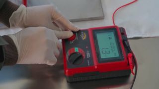 Riprese dal vivo dell'intero processo di produzione professionale di coperte antincendio